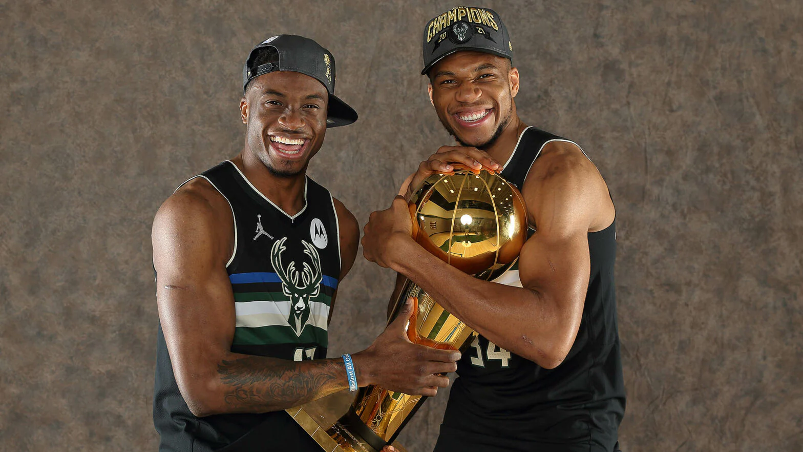 thanasis-antetokounmpo-giannis-antetokounmpo-trophy-1568x882.webp